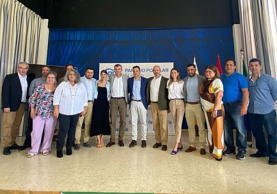 Manuel Domínguez junto a los candidatos del PP en El Hierro en las elecciones de 2023. C7