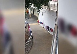 Captura de pantalla del vídeo doonde se aprecia la ropa tendida sobre las barandillas.