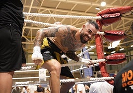 Adonai, sonriente, poco antes de bajarse del ring