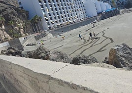 Operarios municipales de Mogán, este lunes, en plena tarea de limpieza de la playa de Patalavaca.