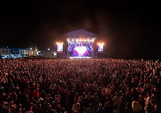 De la torre de sonido hacia el escenario, así lucía el festival el sábado por la noche en la playa de Gran Tarajal, en el municipio de Tuineje.