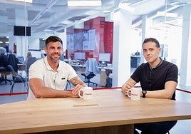 El exjugador de la UD Las Palmas, Aythami Artiles, junto al periodista de CANARIAS7, Daniel Herrera.