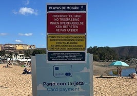 Cartel de cierre al baño de la playa de El Perchel, en Arguineguín.