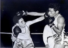 En una de sus peleas, a la izquierda y castigando al rival con su golpe de zurda.