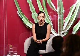 Jessica de León en el salón de actos de CANARIAS7, donde se celebra el foro.