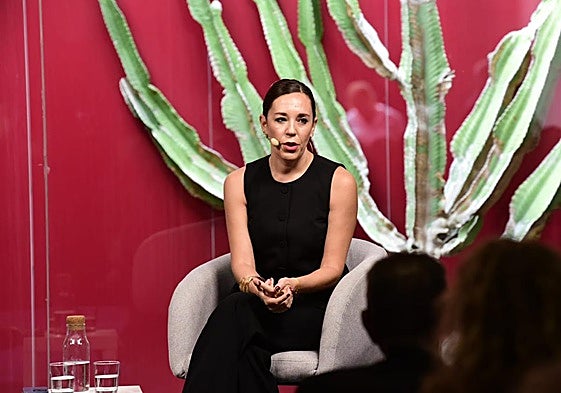 Jessica de León en el salón de actos de CANARIAS7, donde se celebra el foro.