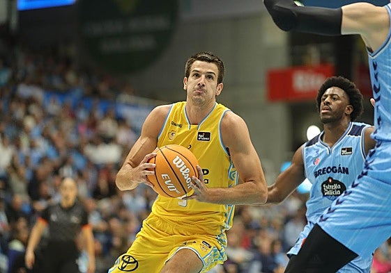 Nico Brussino durante el partido del CB Gran Canaria y el Breogán.