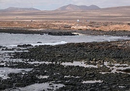 Obras de urbanización del plan parcial Rosa del Lago, al norte de Puerto Lajas, desde la costa del municipio de Puerto del Rosario.