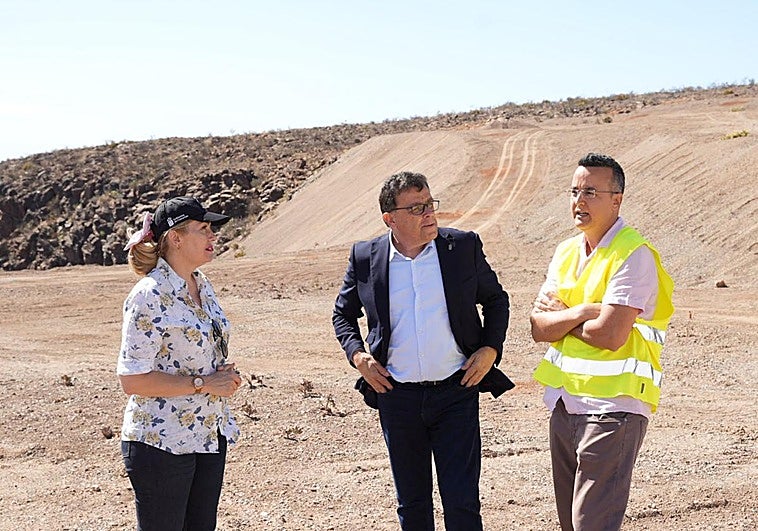 María Montserrat Ortega y Manuel Miranda en la visita al vertedero sellado.