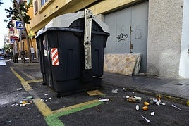 Colchones, residuos y suciedad, junto a un contenedor de la zona.