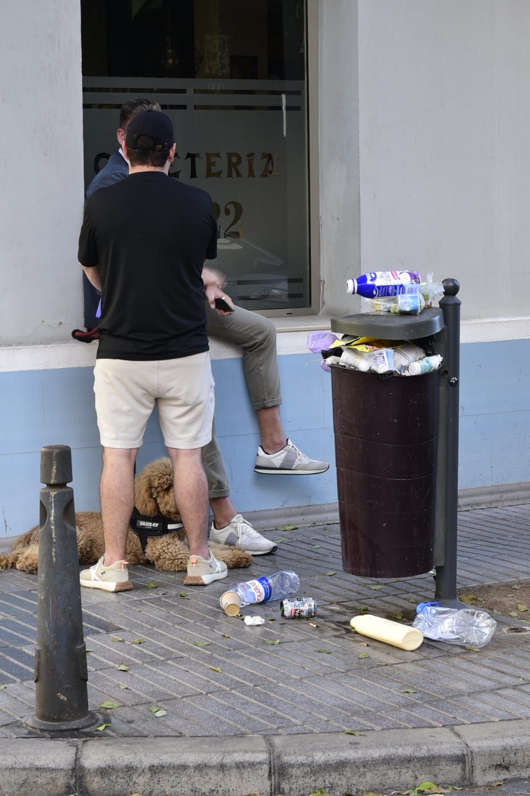 Basura, suciedad y dejadez en la calle Italia