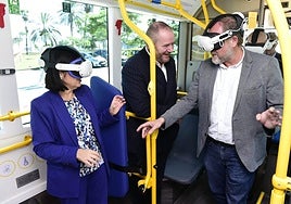 Darias y Ramírez conocieron los entresijos de uno de los nuevos vehículos gracias a la realidad virtual.