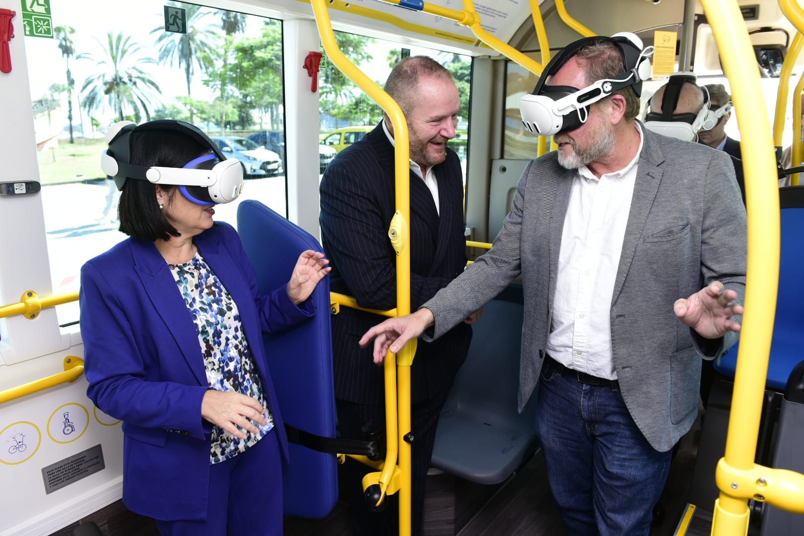 La presentación de las nuevas guaguas, en imágenes