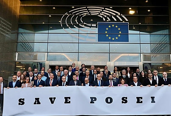 Miembros de la Asociación de Organizaciones de Productores de Plátanos de Canarias (Asprocan), en Bruselas en defensa del Posei.