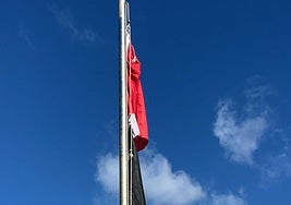 Bandera roja en una de las playas de Mogán afectada por el vertido.