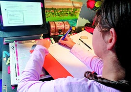 Imagen de una niña estudiando.