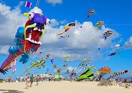 Cometas volando sobre las Grandes Playas de Corralejo, en el municipio de La Oliva.