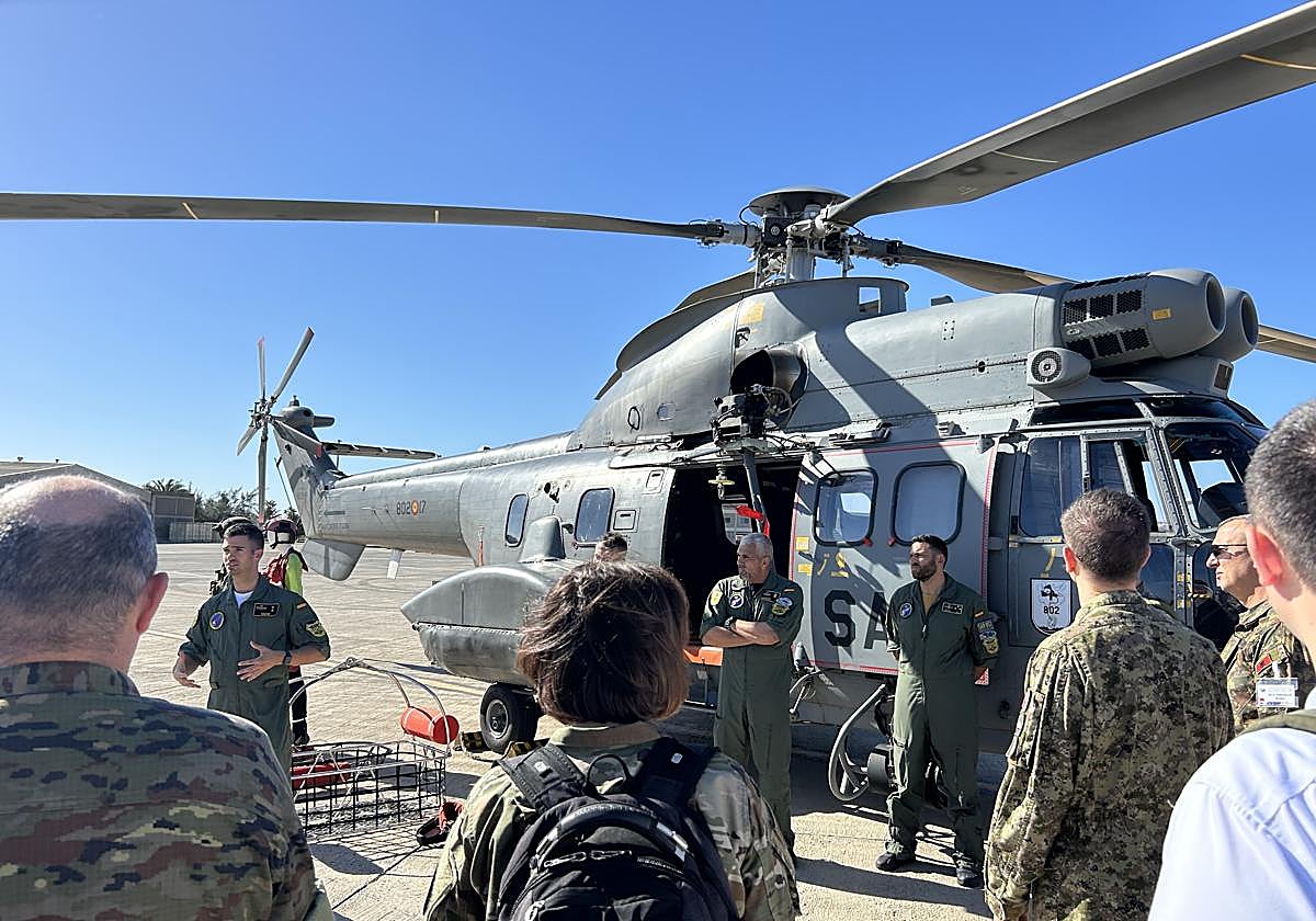 En la imagen, miembros del Servicio de Búsqueda y Rescate (SAR) explican a los inspectores la capacidades de sus helicópteros HD-21