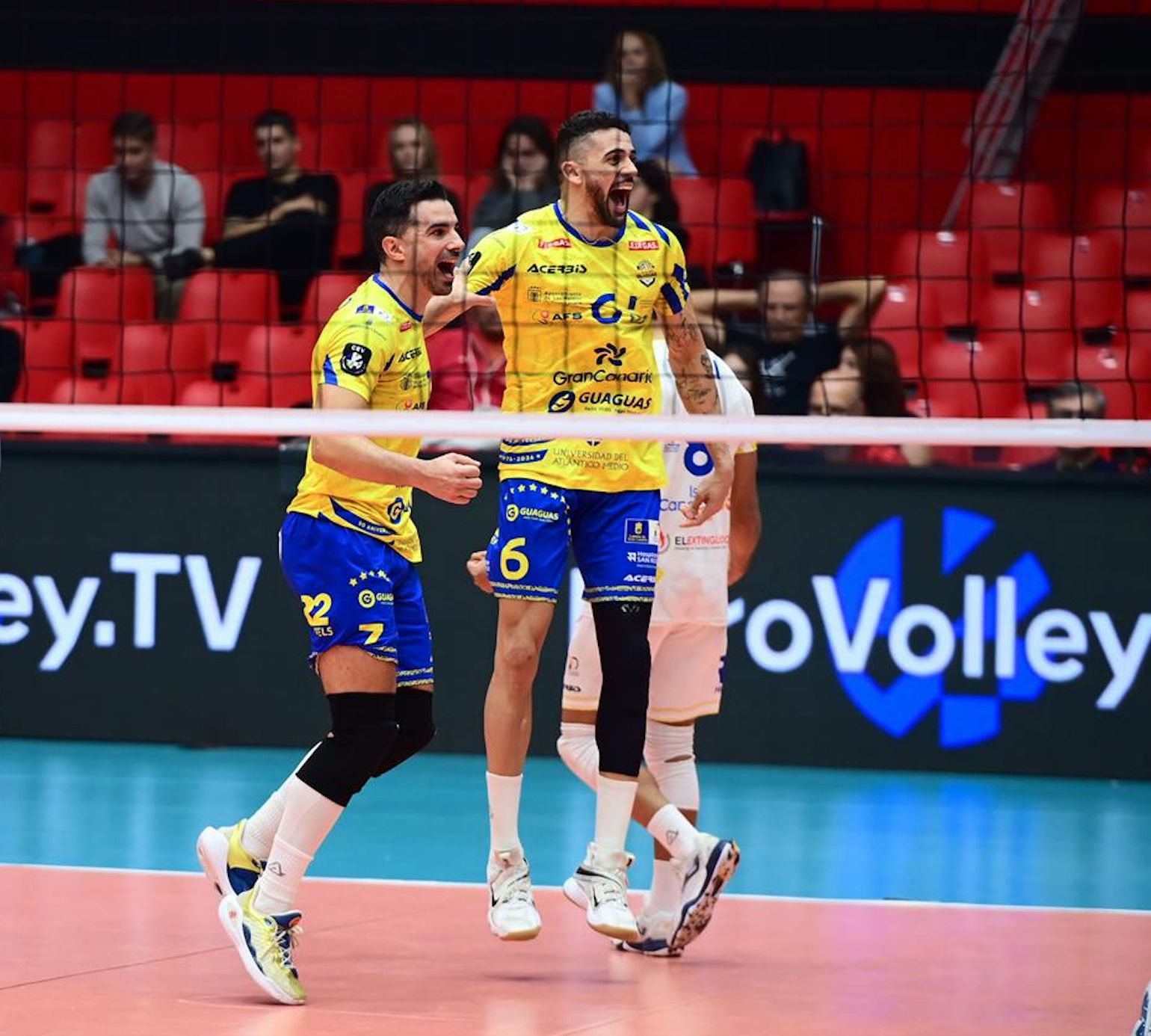 Io de Amo y Walla celebran un punto durante el partido de ida en la cancha griega.