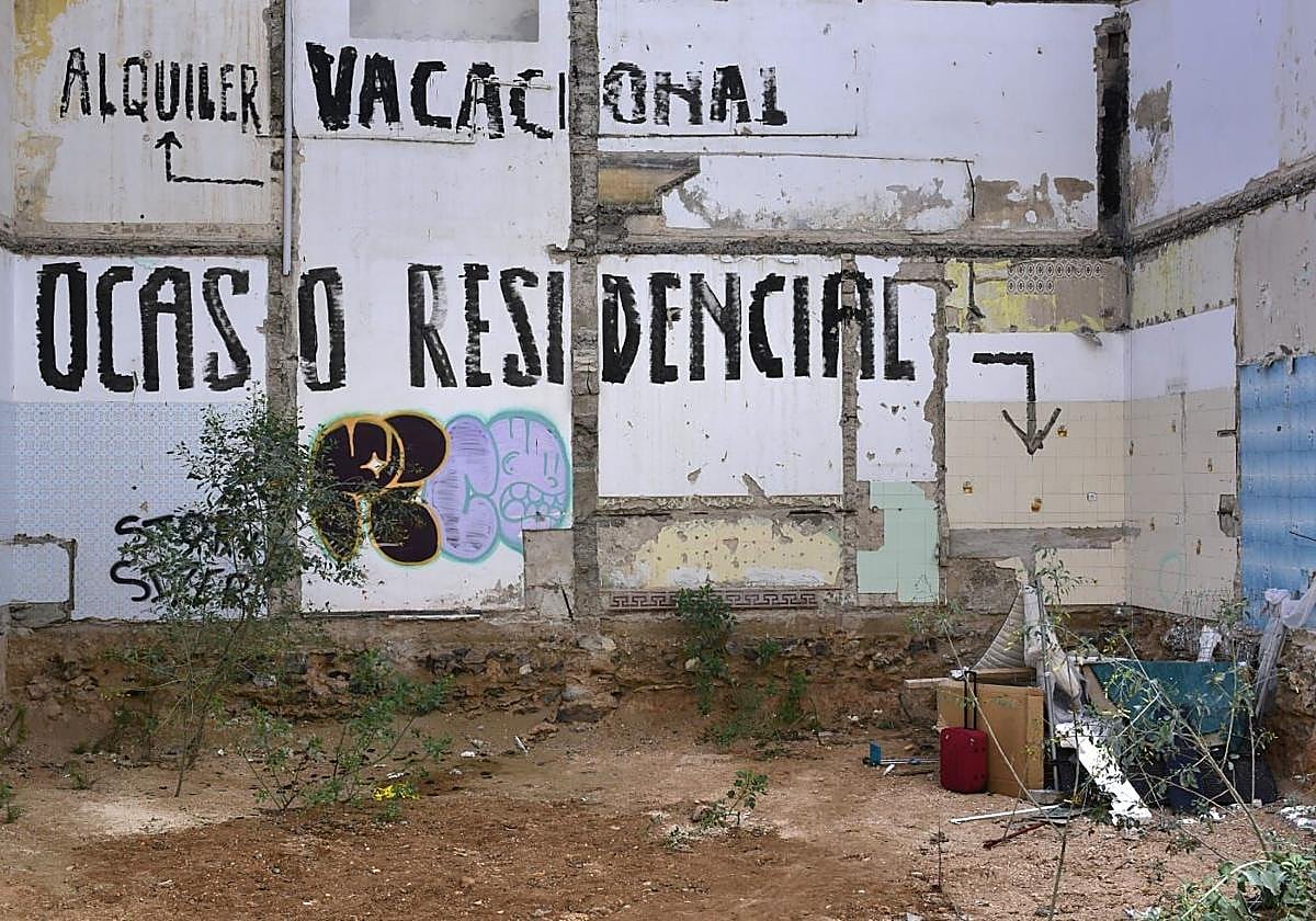 Enseres de una persona sin hogar en un solar de Alcaravaneras este martes.