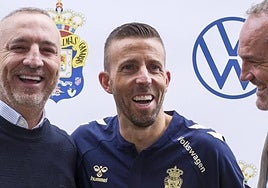 Miguel Ángel Ramírez, Luis García y Luis Helguera, sonrientes los tres, durante el acto de presentación del entrenador de la UD el pasado mes de julio.