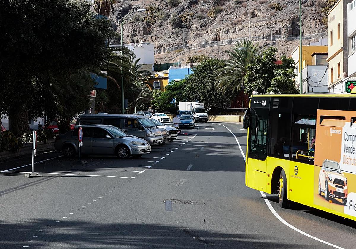 Una guagua gira en la curva que se modificará en el Barranquillo Don Zoilo.