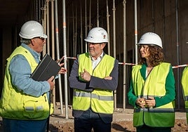 Fernando Clavijo y Matilde Asián, en el centro de la imagen, visitaron ayer las obras.