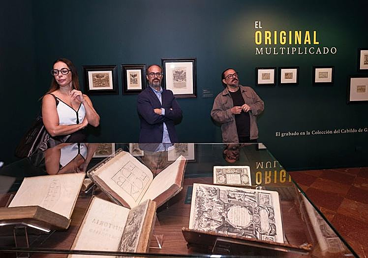 Guacimara Medina junto a Javier Pueyo y Ramón Gil, comisarios de la exposición.