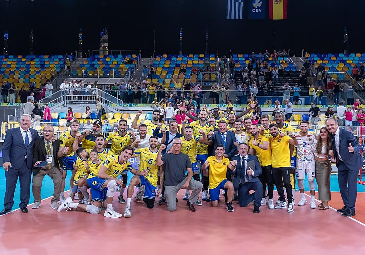 La plantilla, cuerpo técnico y directiva del Guaguas celebró el triunfo por todo lo alto en el Arena.