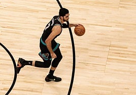 Santi Aldama conduce la pelota.