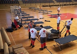 Preparativos en el pabellón de El Tablero de Maspalomas para acoger a personas sintecho.