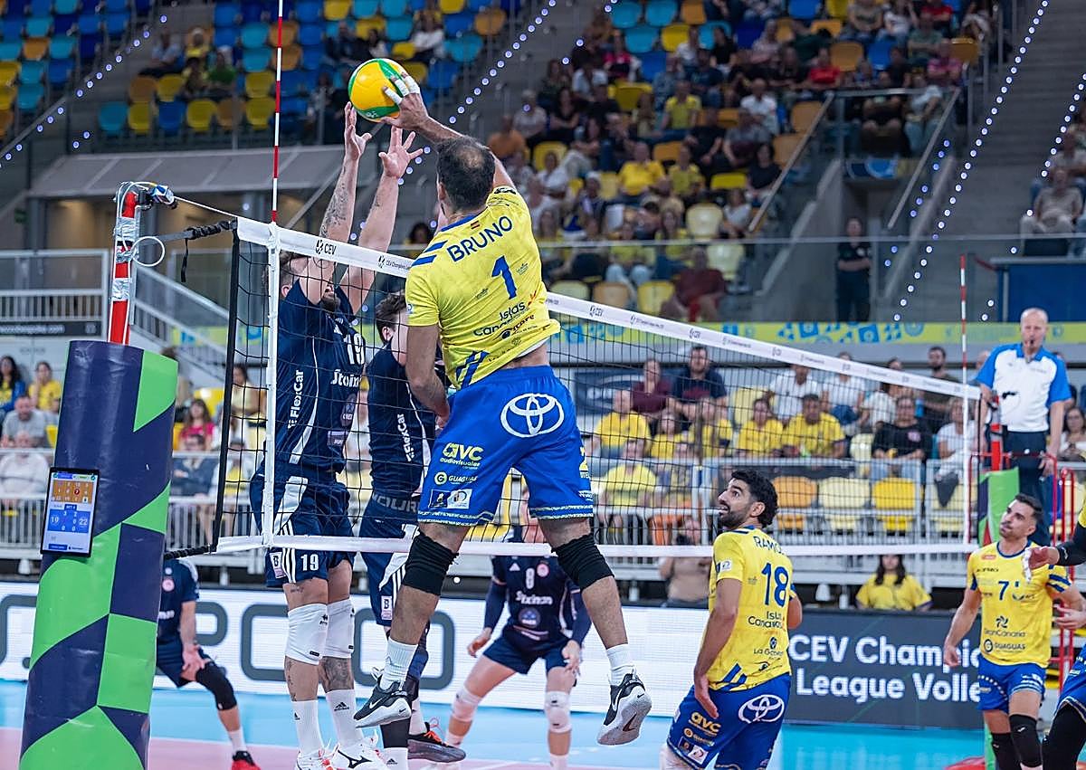 Imagen secundaria 1 - El CV Guaguas borra al Olympiacos y pide otra ronda de Champions (3-0)