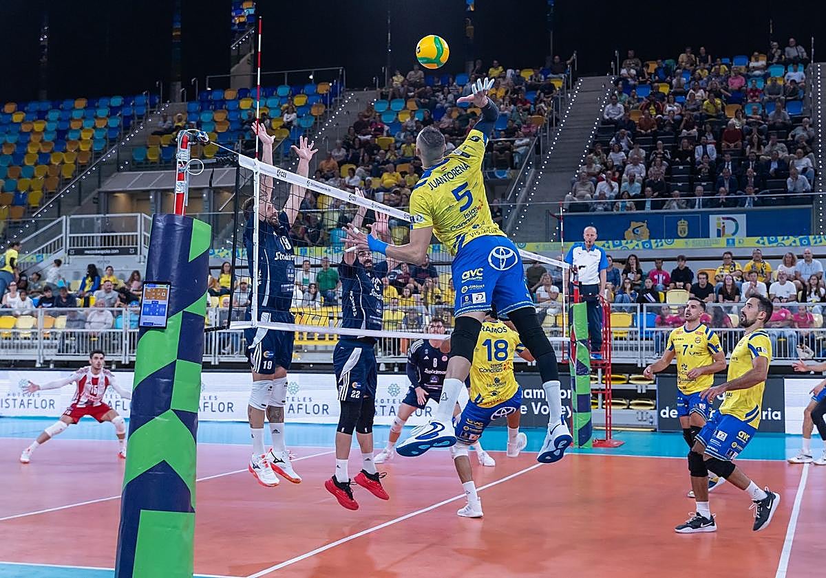 Imagen principal - El CV Guaguas borra al Olympiacos y pide otra ronda de Champions (3-0)