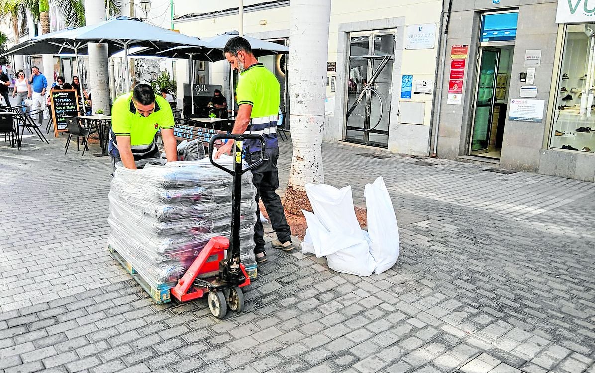 Barrancos limpios y sacos en Lanzarote contra lluvia y viento