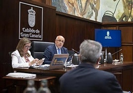 Antonio Morales observa al portavoz del PP, Miguel Jorge, en un pleno del Cabildo.