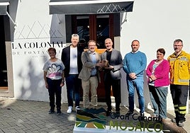 Marco Martel recibió de manos del consejero Raúl García Brink el galardón a las puertas de La Colonial de Fontanales.