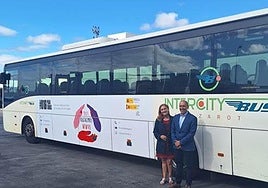 Autoridades junto a una guagua rotulada.