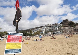Bañistas en la playa del puerto de Mogán este miércoles por la mañana, a pesar de la prohibición del baño.