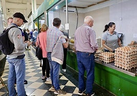 Colas en el puesto de huevos del Mercado Central de Las Palmas de Gran Canaria este miércoles.