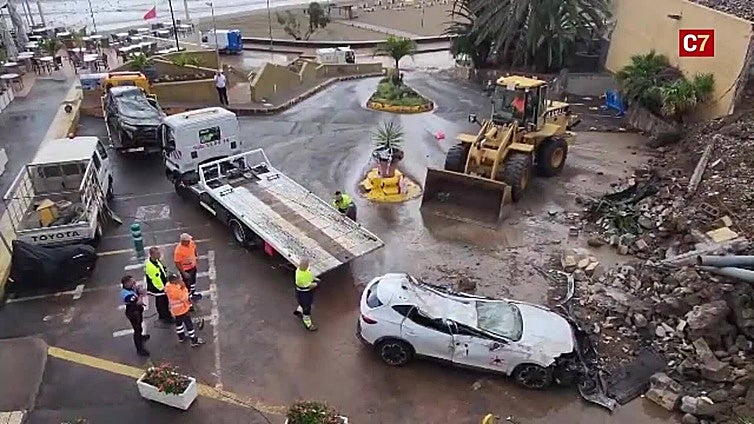 Cae un muro en San Bartolomé de Tirajana y daña tres coches