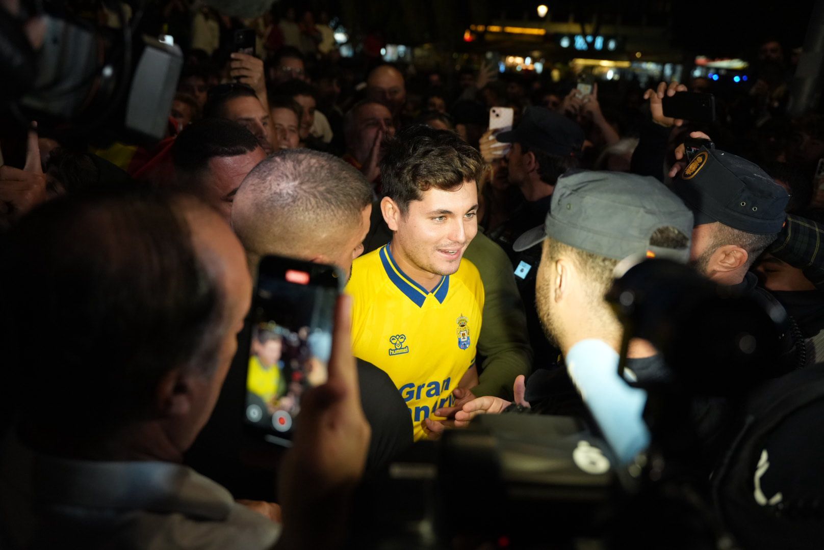 Simpatizantes y contrarios reciben al agitador ultra Vito Quiles en Mesa y López