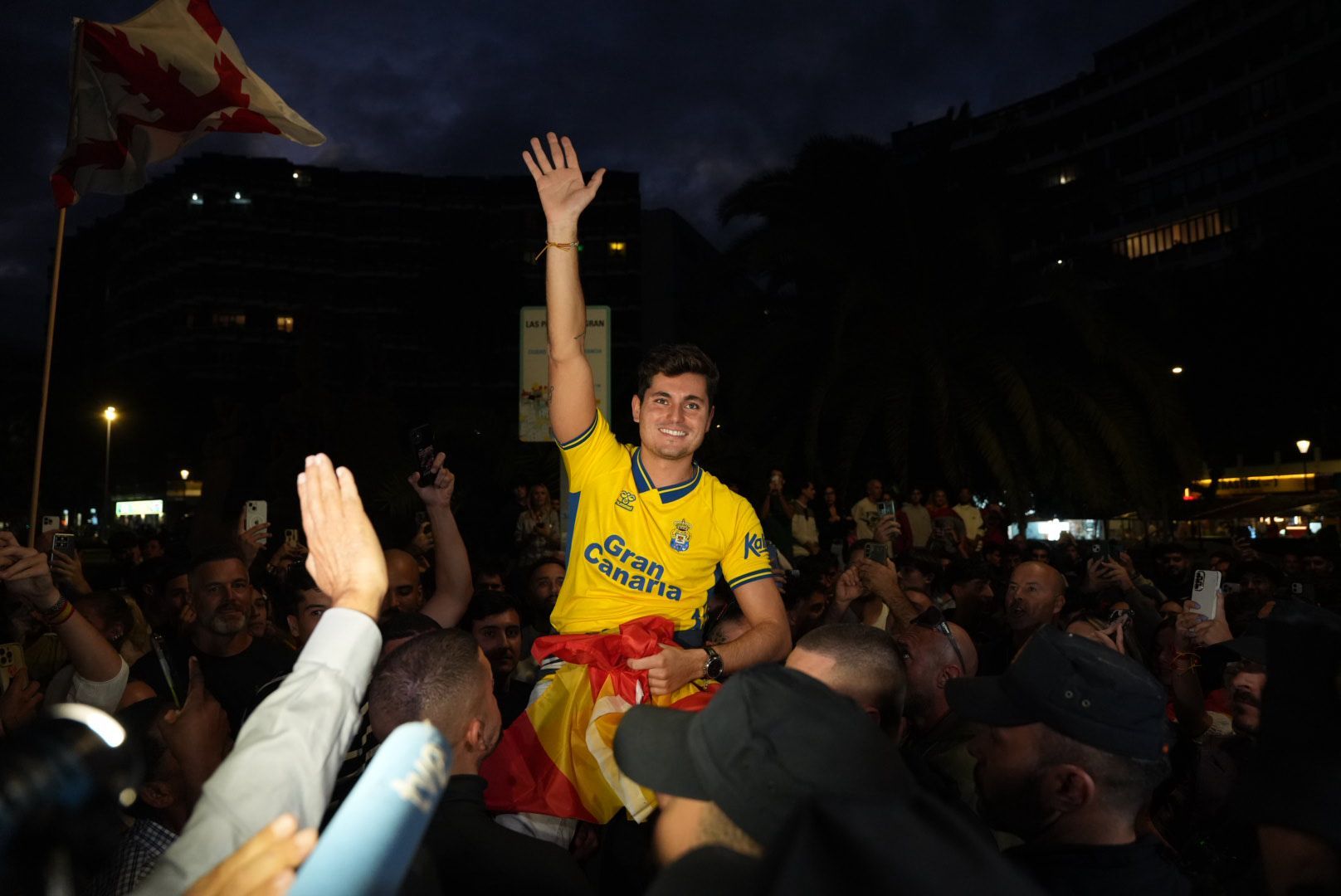 Simpatizantes y contrarios reciben al agitador ultra Vito Quiles en Mesa y López