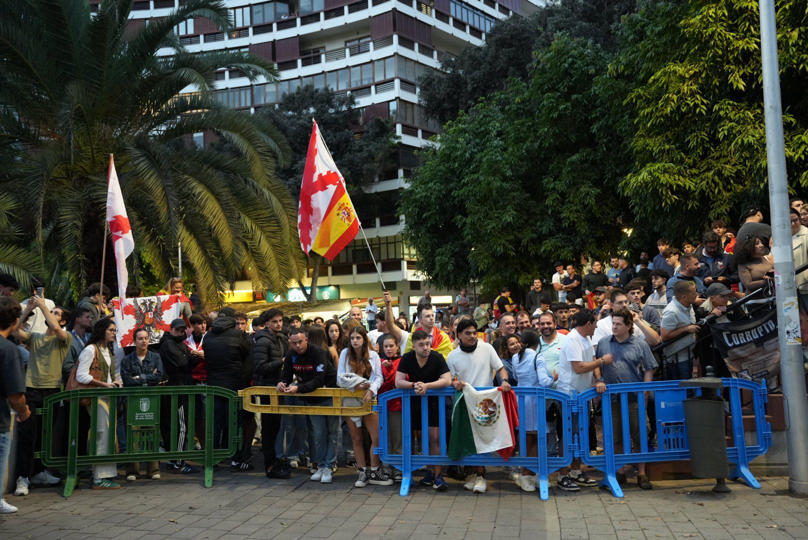 Simpatizantes y contrarios reciben al agitador ultra Vito Quiles en Mesa y López