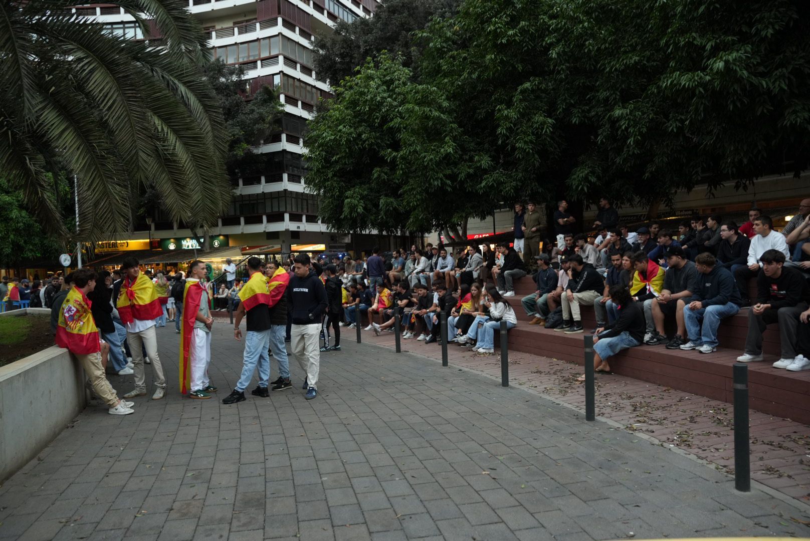 Simpatizantes y contrarios reciben al agitador ultra Vito Quiles en Mesa y López