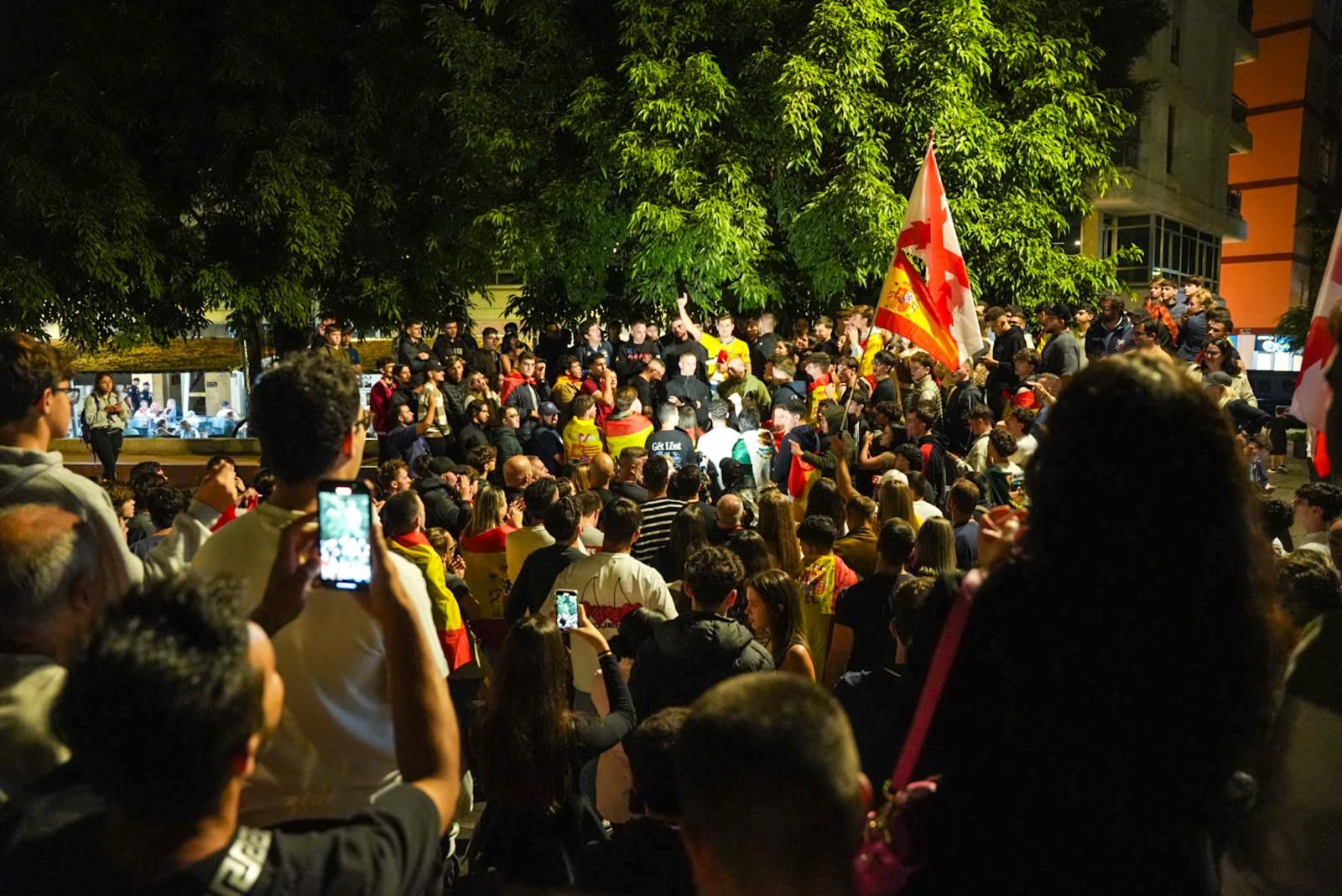 Simpatizantes y contrarios reciben al agitador ultra Vito Quiles en Mesa y López