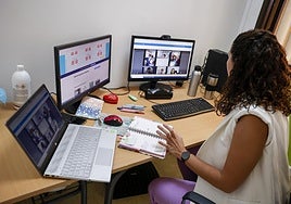 Foto de archivo de una docente canaria en un aula virtual.