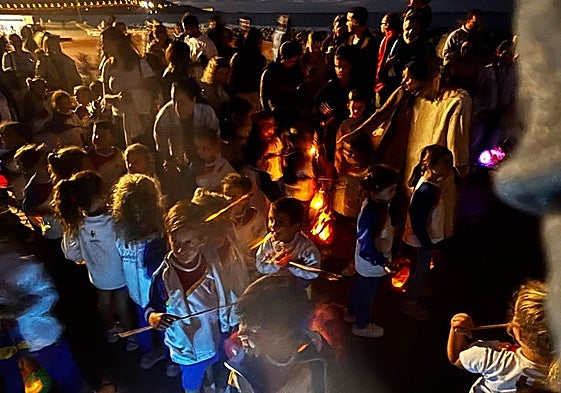Imagen de la tradicional caminata con farolillos.
