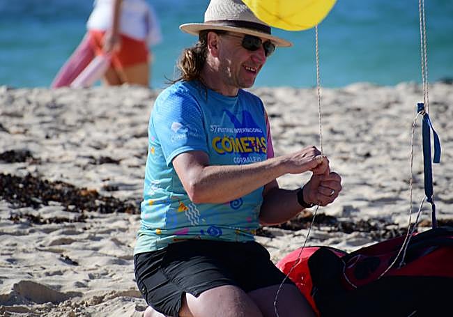 Henric, en la primera jornada en El Cotillo de esta 38 edicion del Festival Internacional de Cometas de Corralejo.