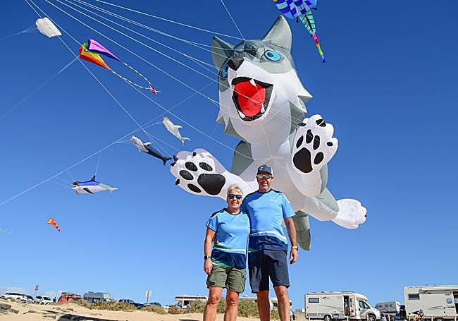Bryan y Gina, de Irlanda, quinto año que echan a volar sus cometas, con su lobo volador.