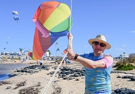 Henric, el ciudadano alemán que suma 28 años de soltar cometas en el festival majorero, este miércoles en El Cotillo.